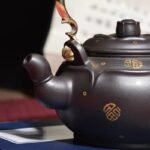 宜兴紫砂壶 | 莲花提梁_泥料：黑泥_容量：280cc
