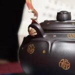 宜兴紫砂壶 | 莲花提梁_泥料：黑泥_容量：280cc