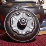 宜兴紫砂壶 | 莲花提梁_泥料：黑泥_容量：280cc
