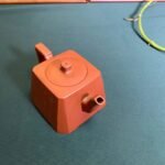 宜兴紫砂壶 | 抽角方韵_泥料：大红袍_容量：230cc