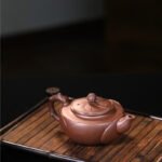 宜兴紫砂壶 I 梅花三弄 _ 泥料：老紫泥 _ 容量：300cc