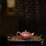 宜兴紫砂壶 I 梅花三弄 _ 泥料：老紫泥 _ 容量：300cc