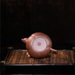 宜兴紫砂壶 I 梅花三弄 _ 泥料：老紫泥 _ 容量：300cc